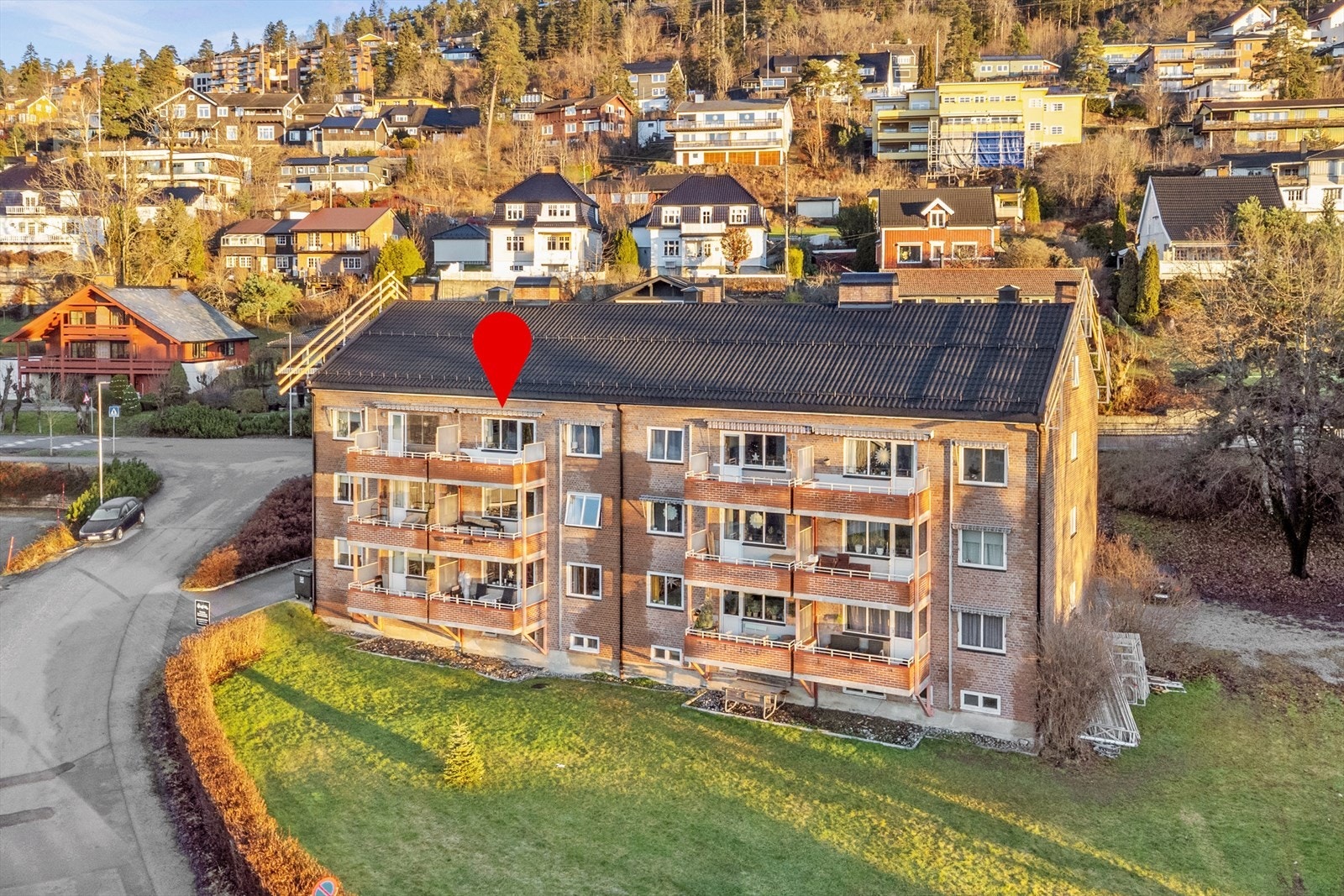 Nytt yttertak montert i slutten av 2025 (derfor kan du se stillaser på bakken). Leiligheten har en fin intern plassering, i toppetasjen med nærmest ingen innsyn. Fantastisk solforhold gjennom hele dagen og flott utsikt! Galleribilde