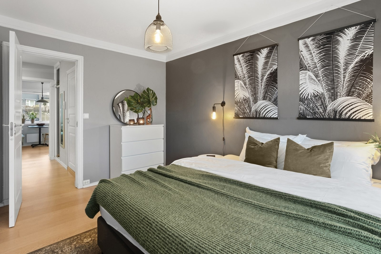 Rommet er av god størrelse og det er mulig å installere garderobe langs hele langveggen, samt vedsiden av døren. Galleribilde