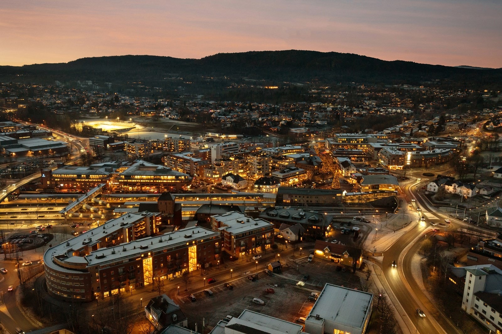 Leiligheten har en meget sentral beliggenhet med restauranter, kjøpesenter, kino, bibliotek, frisør, treningssenter m.m innenfor kort gangavstand. Galleribilde