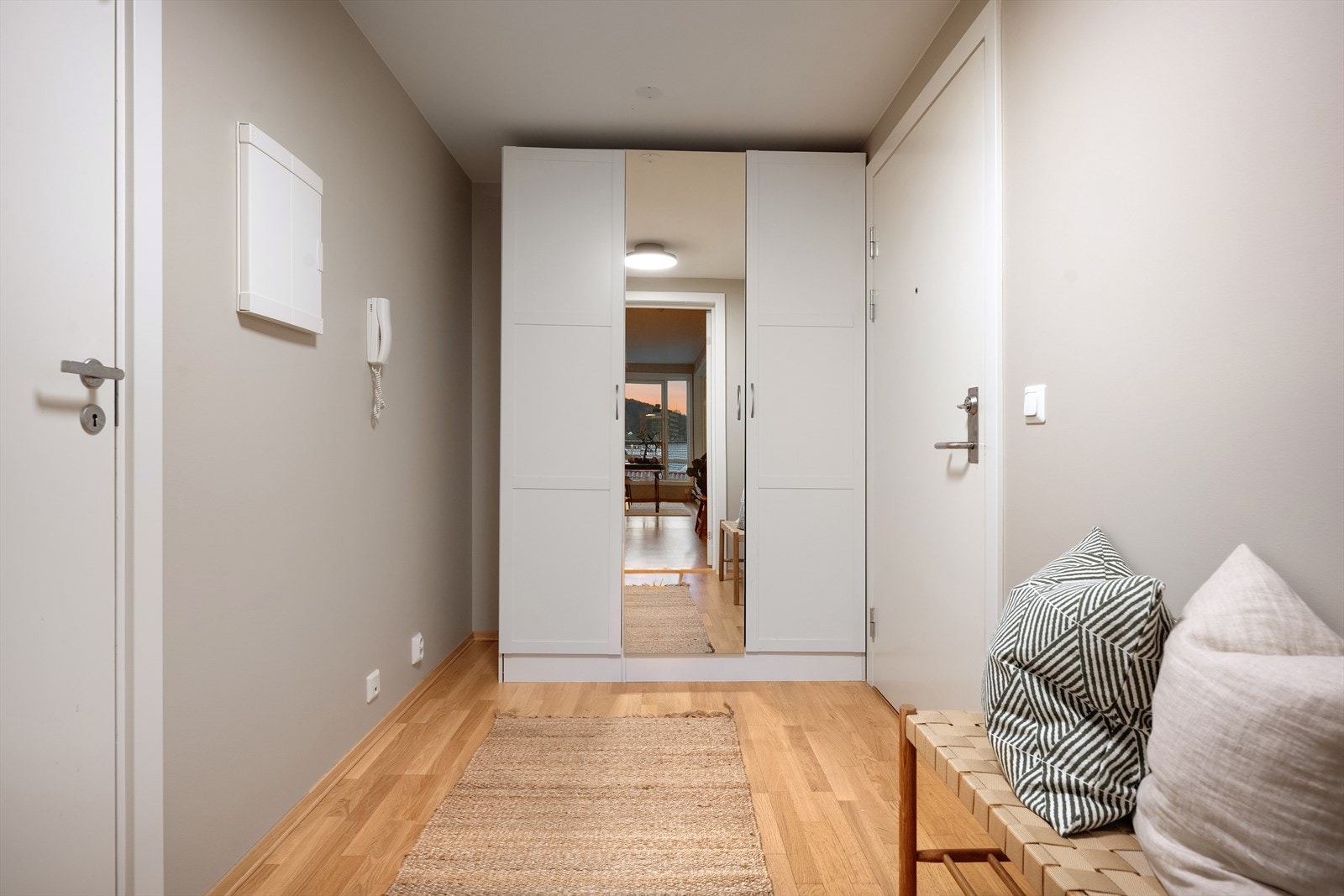 Entréen er innredet med dørcalling, og garderobeskap som medfølger. Galleribilde