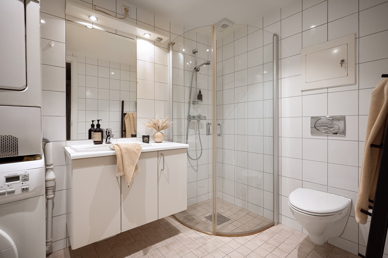 Det delikate badet er fra 2007, og har opplegg for vaskemaskin og tørketrommel. Galleribilde