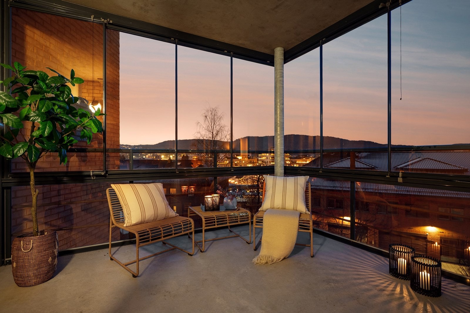 Balkongen fra stuesiden er innglasset, med mulighet til å trekke glassene til siden og åpne opp. Galleribilde