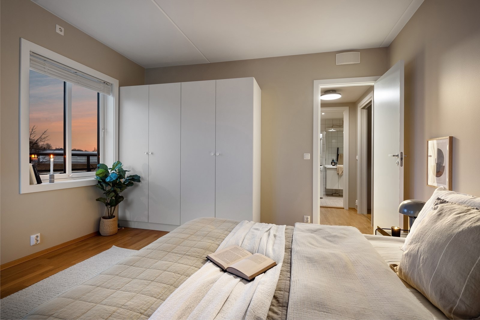 Rommet er innredet med garderobeskap og solskjerming på vindu, som vil medfølge. Galleribilde