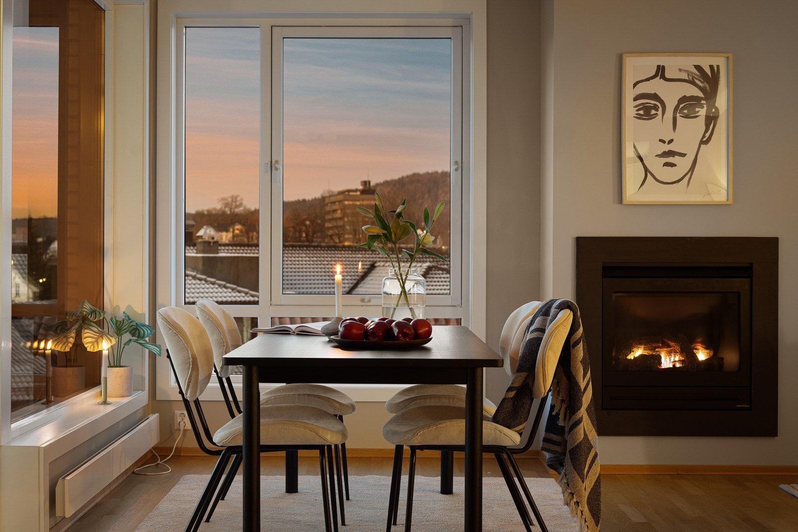 Leiligheten er beliggende høyt og fritt, i byggets 3.etasje med flott utsikt til Skaugumsåsen og Asker sentrum. Galleribilde