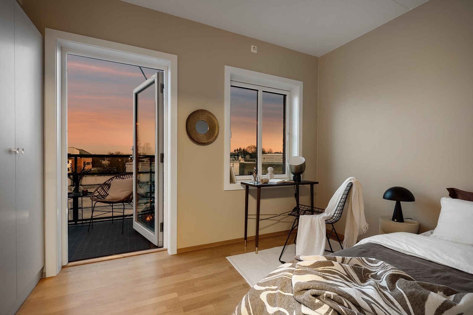 Soverom nr.2 er også innredet med garderobeskap, og har i tillegg utgang til balkong nr. 2 Galleribilde