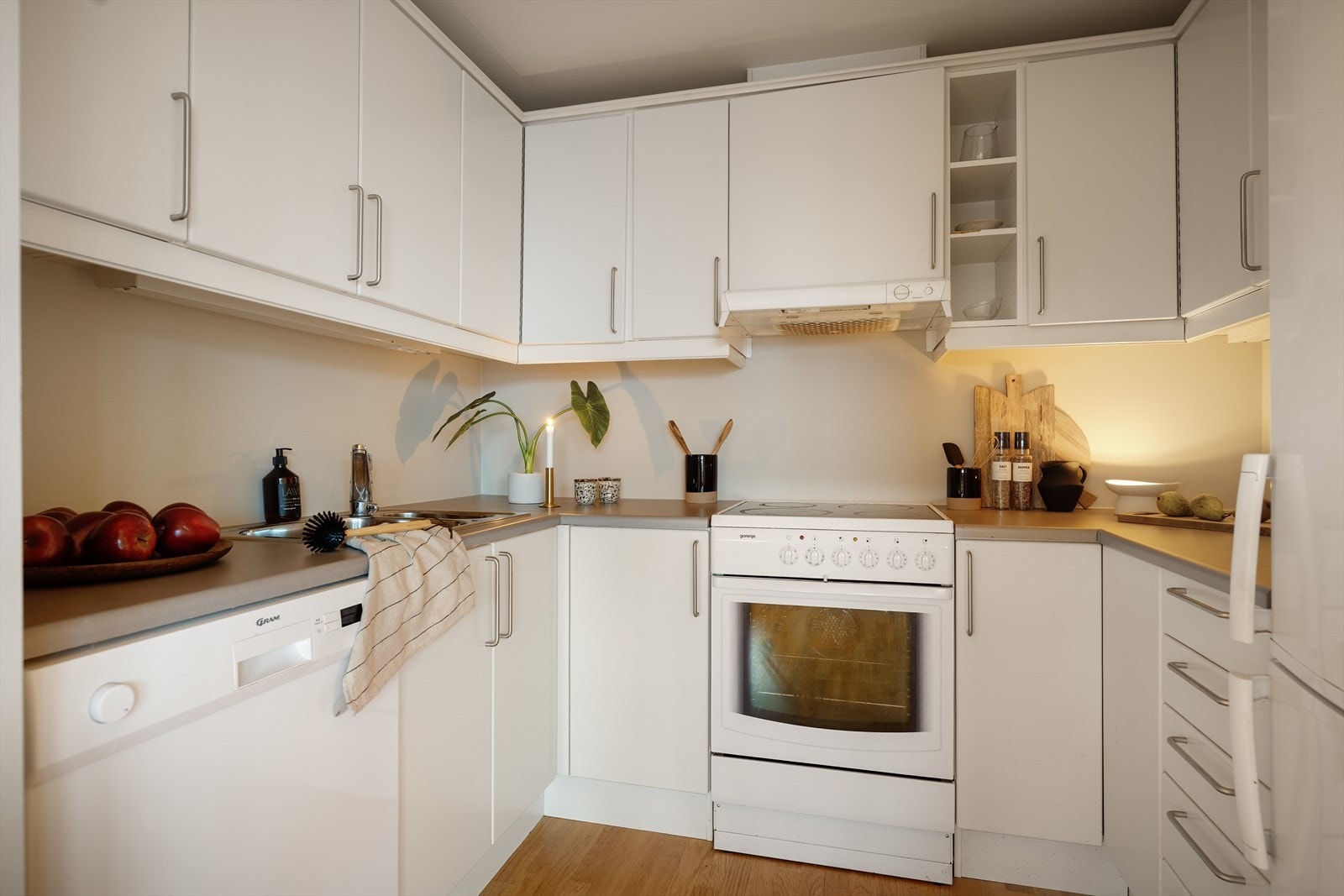 Kjøkkenet fra 2007 har godt med skap- og benkeplass. Hvitevarer på kjøkkenet medfølger. Galleribilde