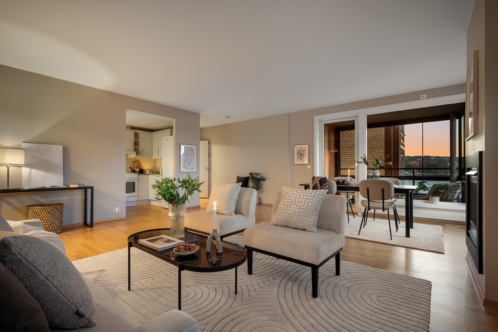 Gulvene er gjennomgående utført med trestavs parkett. Galleribilde