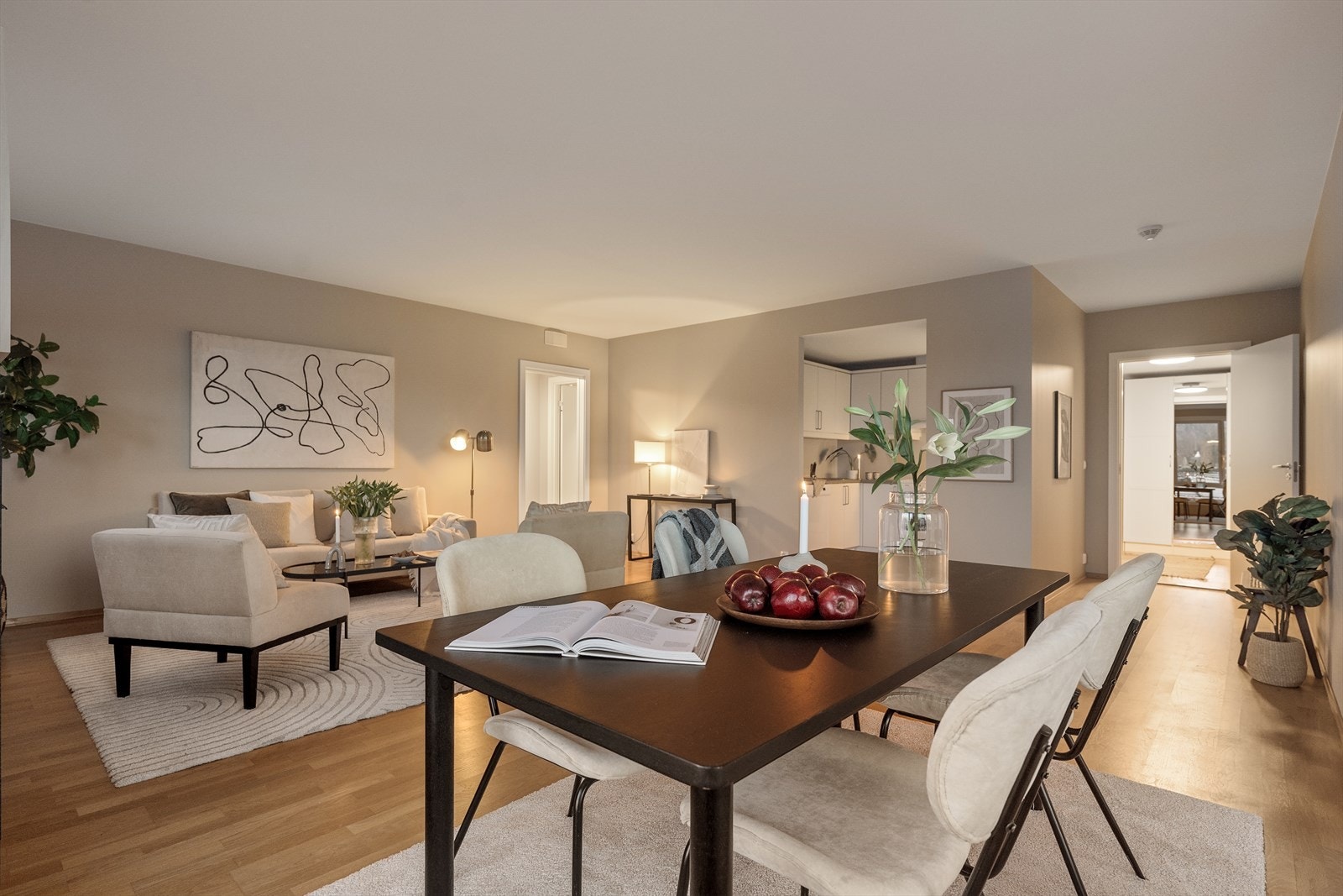 Stuen er romslig og har praktisk delvis åpen løsning til kjøkkenet, som gir en mer sosial atmosfære ved besøk. Galleribilde