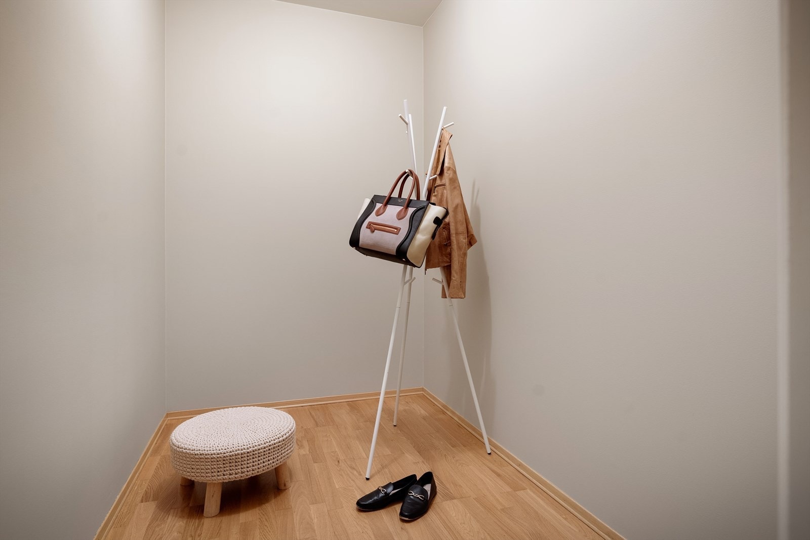 Entréen er tilknyttet en romslig bod, som også kan benyttes som walk-in garderobe. Galleribilde