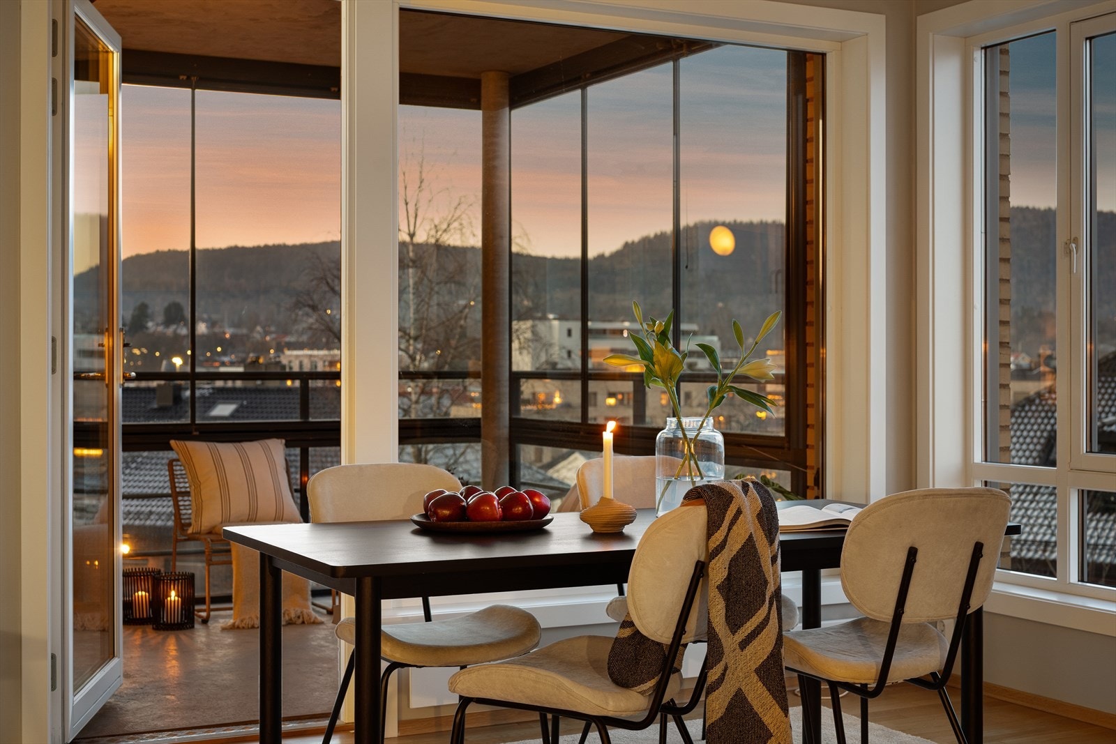 Leiligheten har 2 solrike balkonger, hvorav en har utgang fra stue og en har utgang fra soverom. Galleribilde