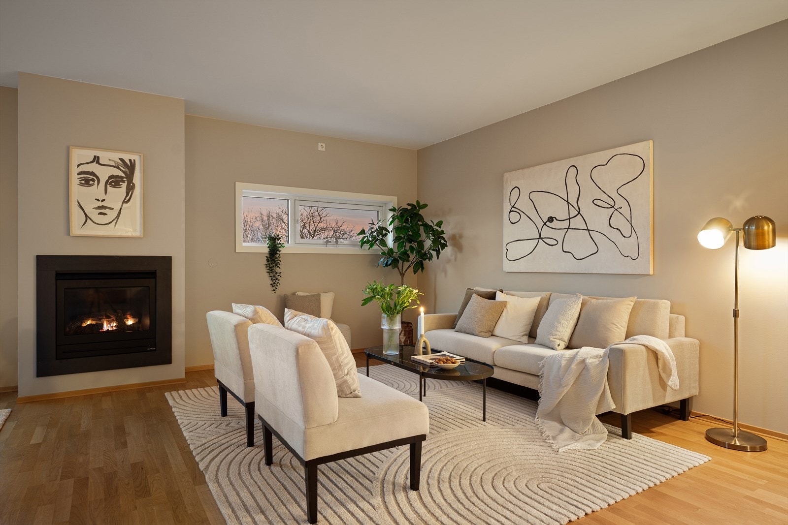 Stuen er innredet med gasspeis som gir kos og varme til kalde vinterdager. Galleribilde