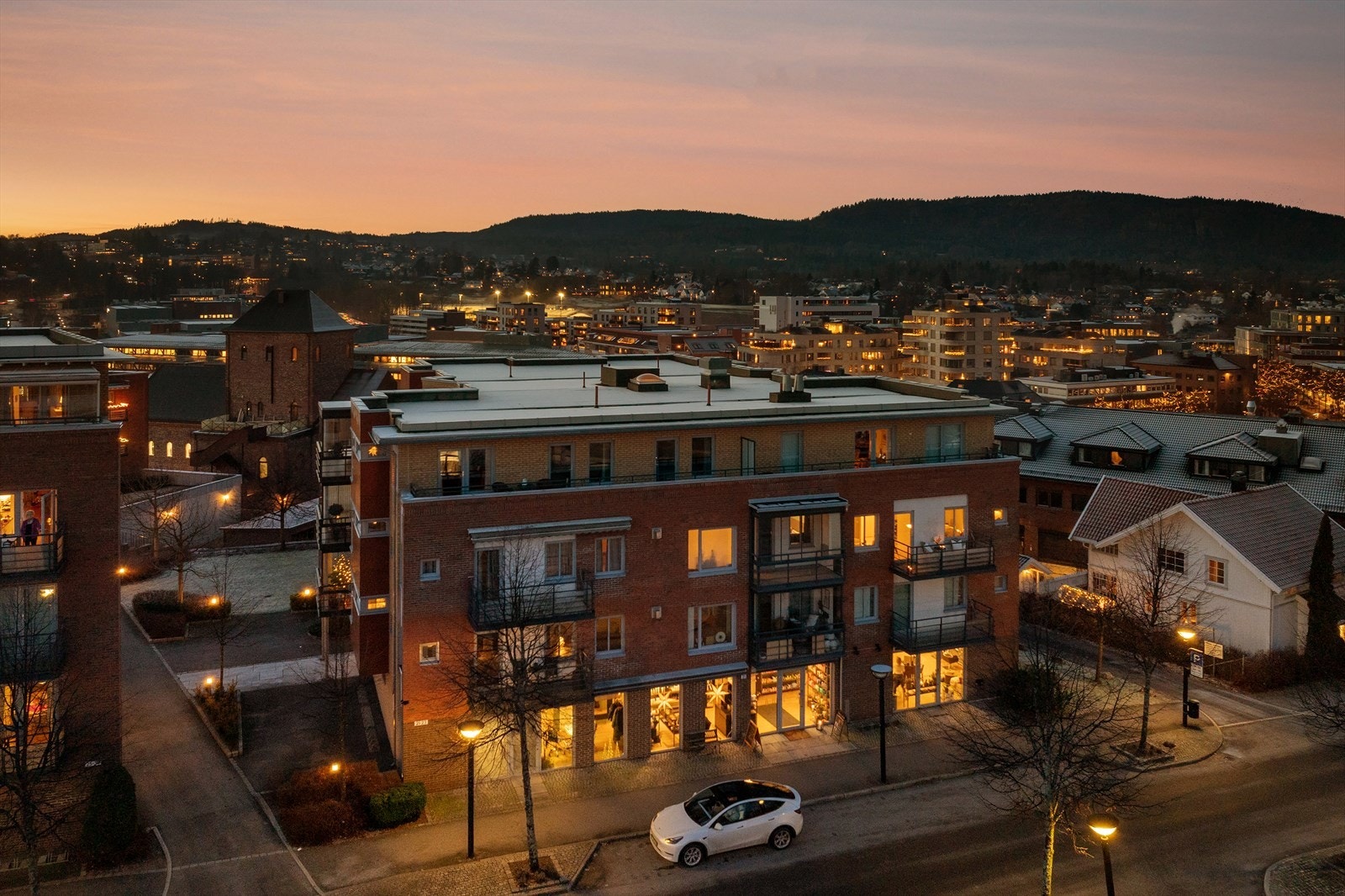 Det medfølger garasjeplass. For ytterligere parkeringsmuligheter er det rikelig med gateparkeringer på feltet. Galleribilde