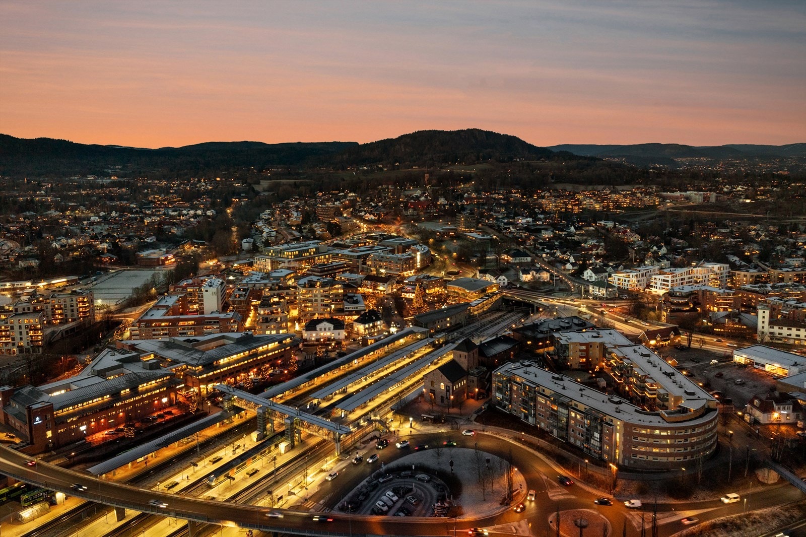 Tog og buss med hyppige avganger ligger innenfor ca. 3 minutters gange. Galleribilde