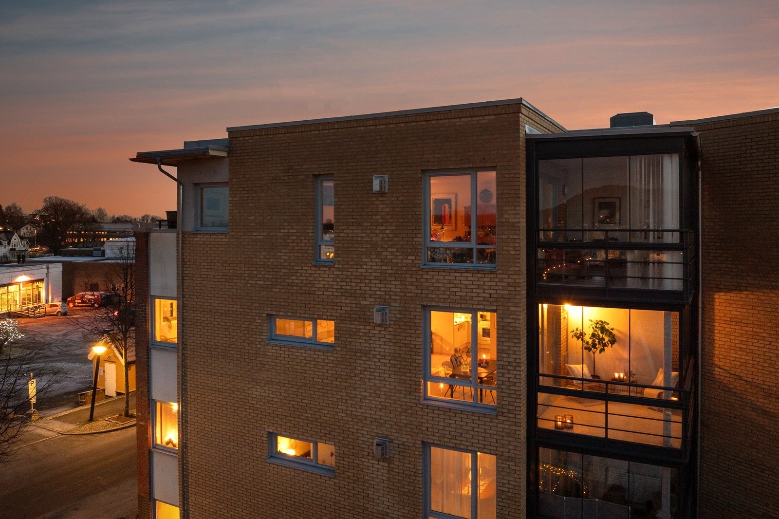 Leiligheten er beliggende i nest øverste etasje, med heisadkomst til garasjeanlegg og kjellerbod. Galleribilde