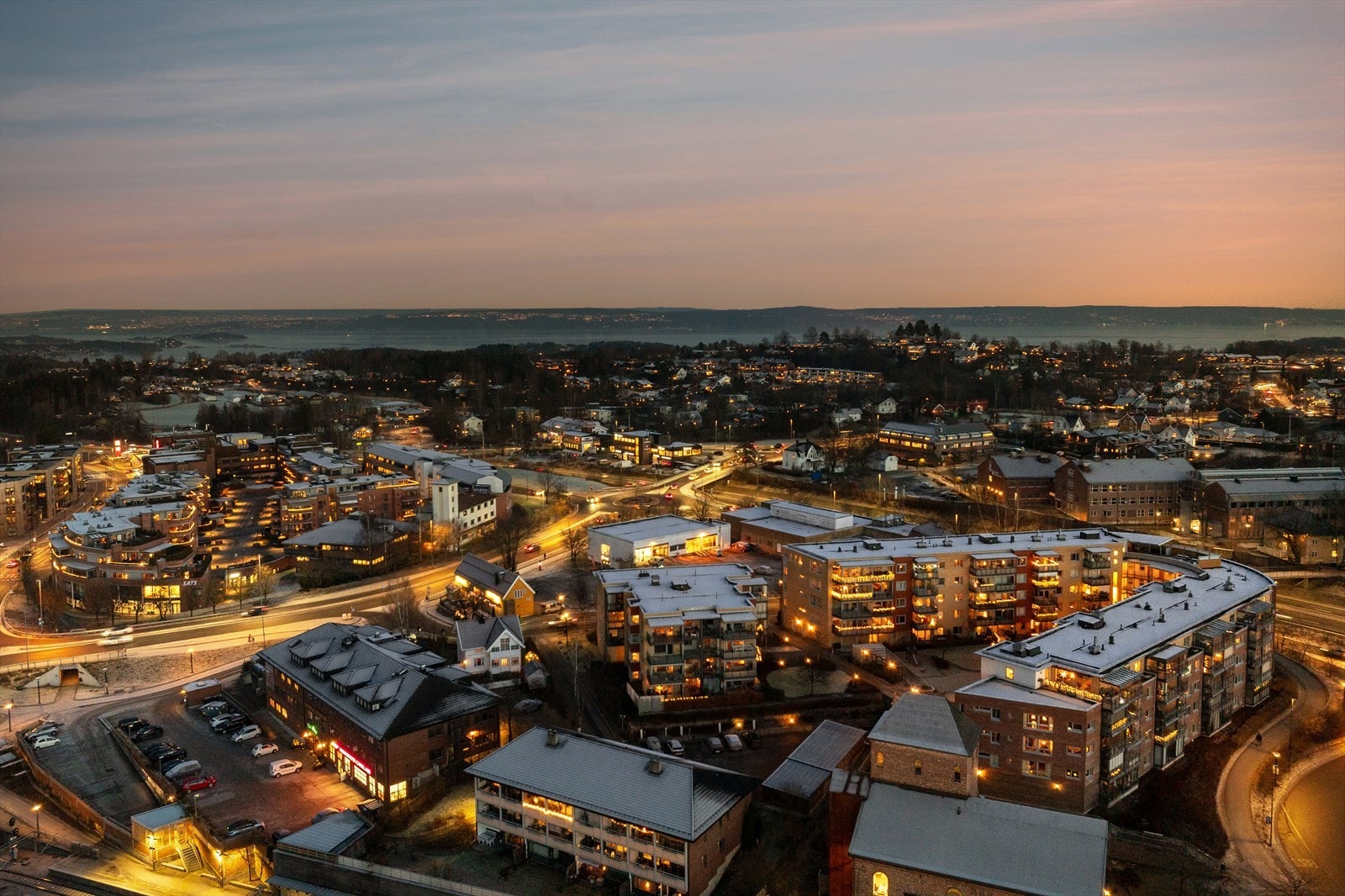 Fra Asker sentrum er det kort vei til fjorden og marka, og rikelig med rekreasjonsmuligheter for alle aldre. Galleribilde