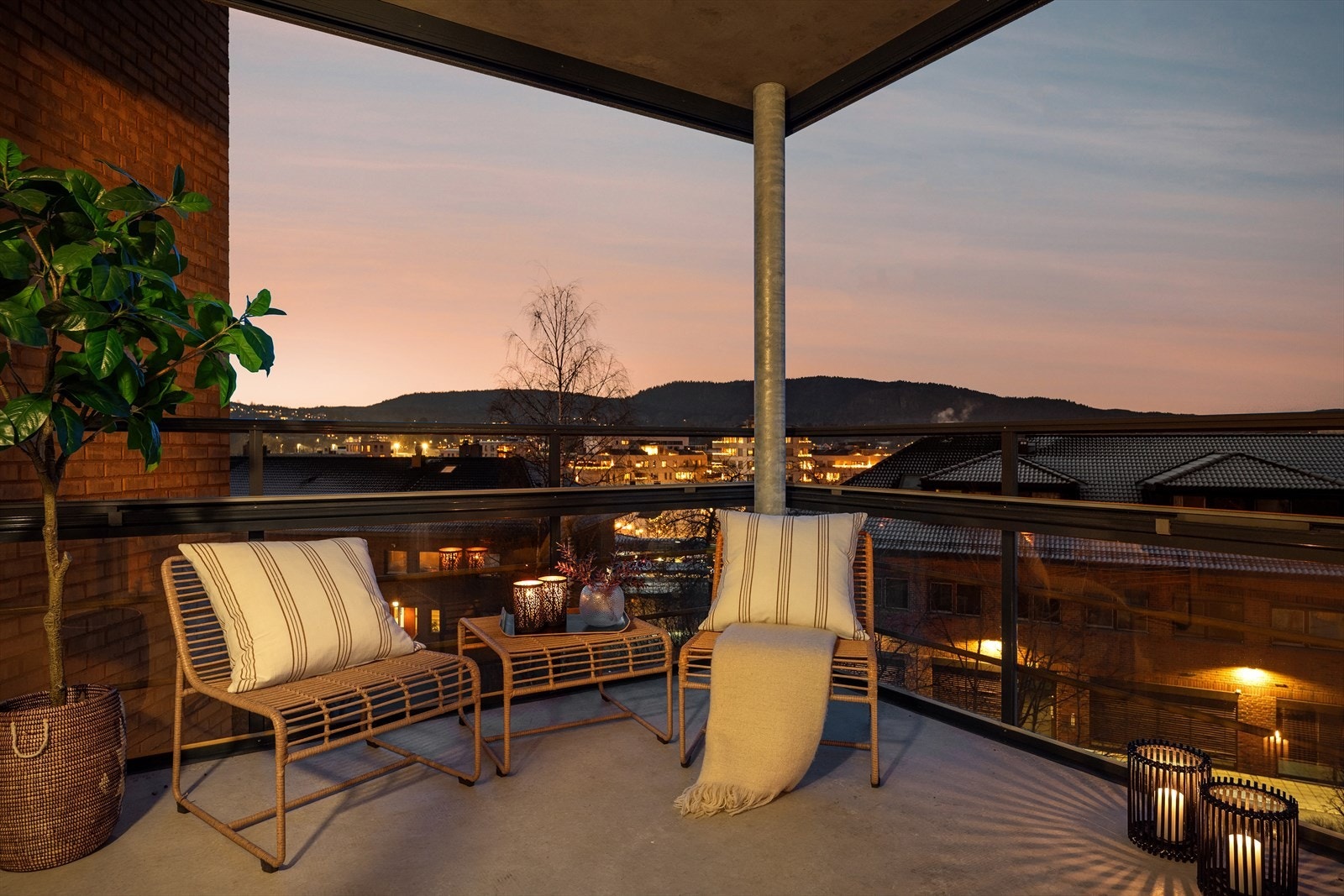 Her kan du sitte usjenert til med hyggelig utsyn. Galleribilde