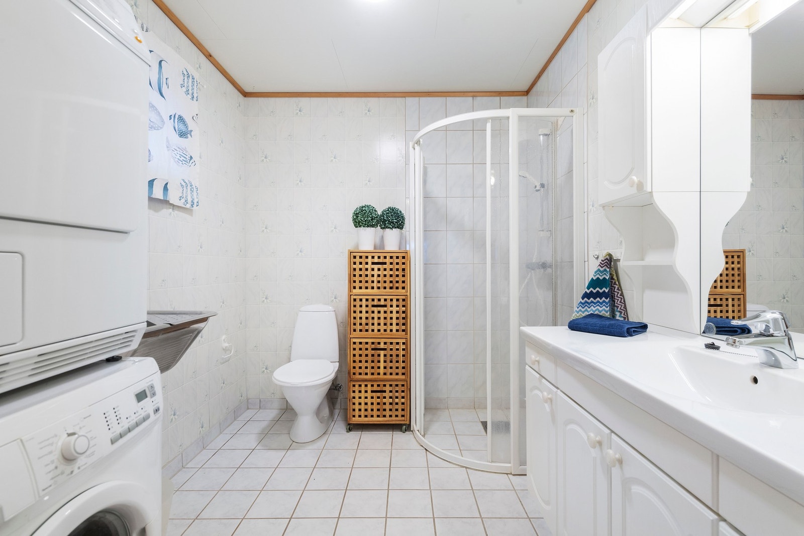 Bad med plass til vaskemaskin og tørketrommel Galleribilde