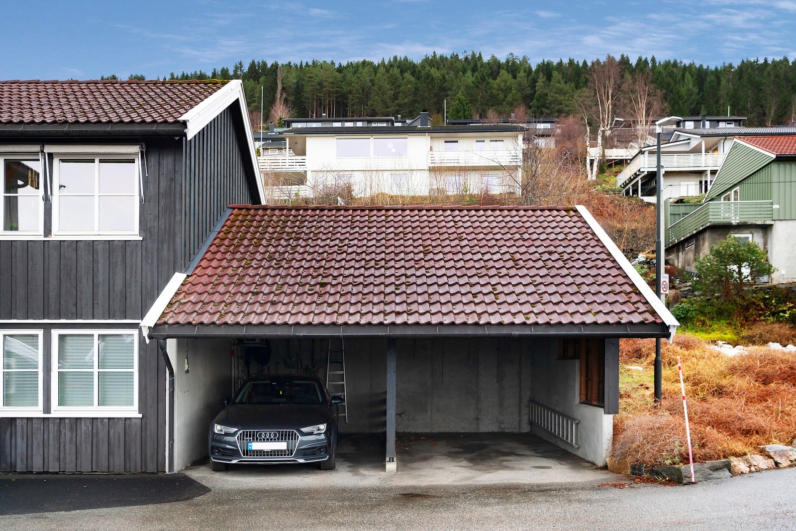 Carport rett ved boligen Galleribilde
