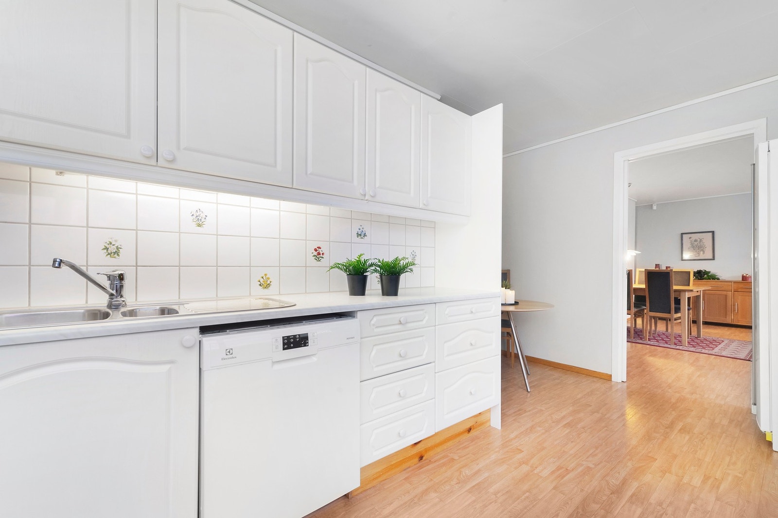 Det er skyvedør mellom kjøkken og stue Galleribilde