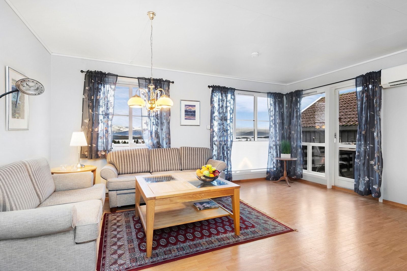 Lys og fin stue med utgang til sørvendt veranda Galleribilde