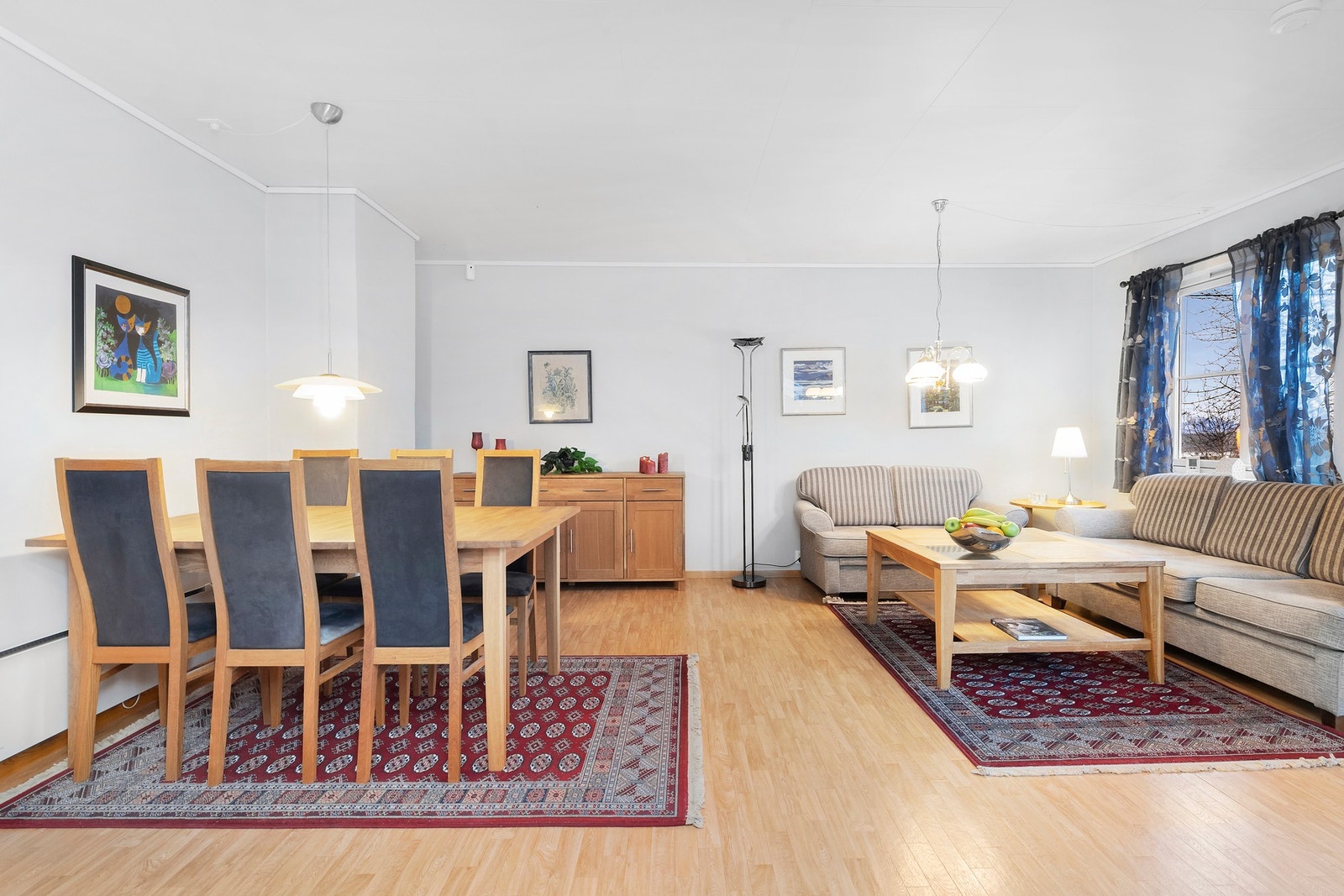 Romslig stue med plass til flere møbleringssoner Galleribilde