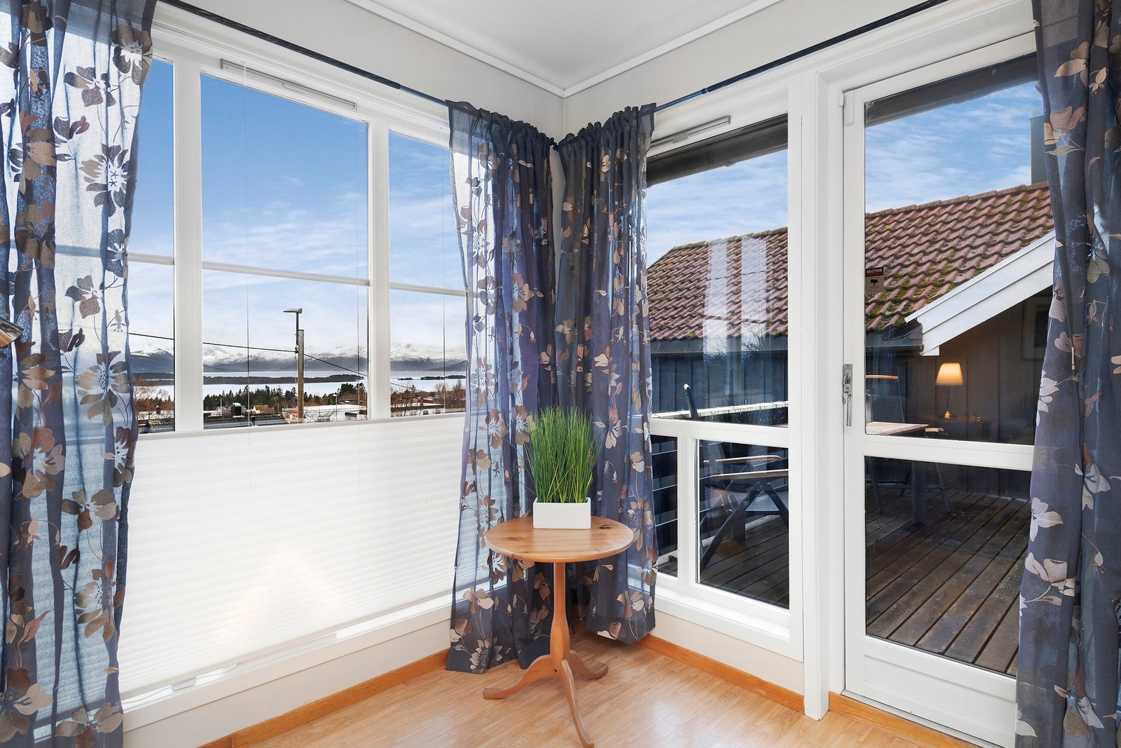 Stue med store vindusflater og fin utsikt Galleribilde