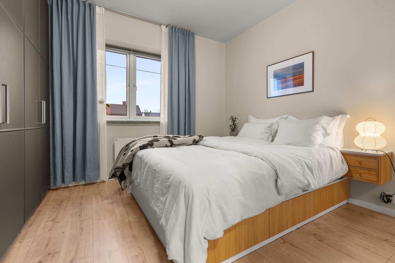 Soverommet er romslig og innbydende, med god plass til dobbeltseng og øvrig møblement. Galleribilde