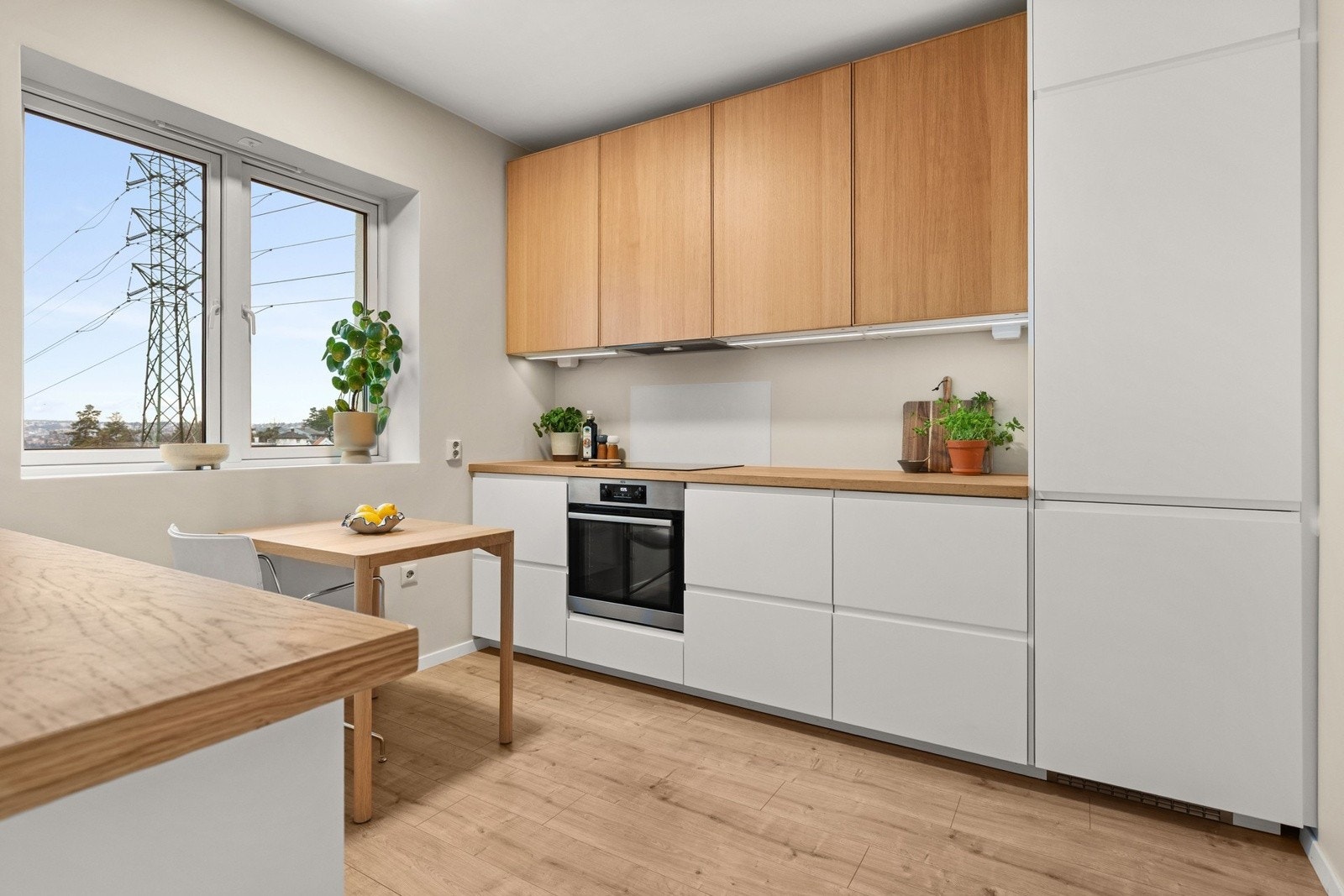 Kjøkkenet fra 2021 fremstår som moderne, stilrent og svært funksjonelt. Innredningen har glatte fronter som gir et rent og tidløst uttrykk. Galleribilde