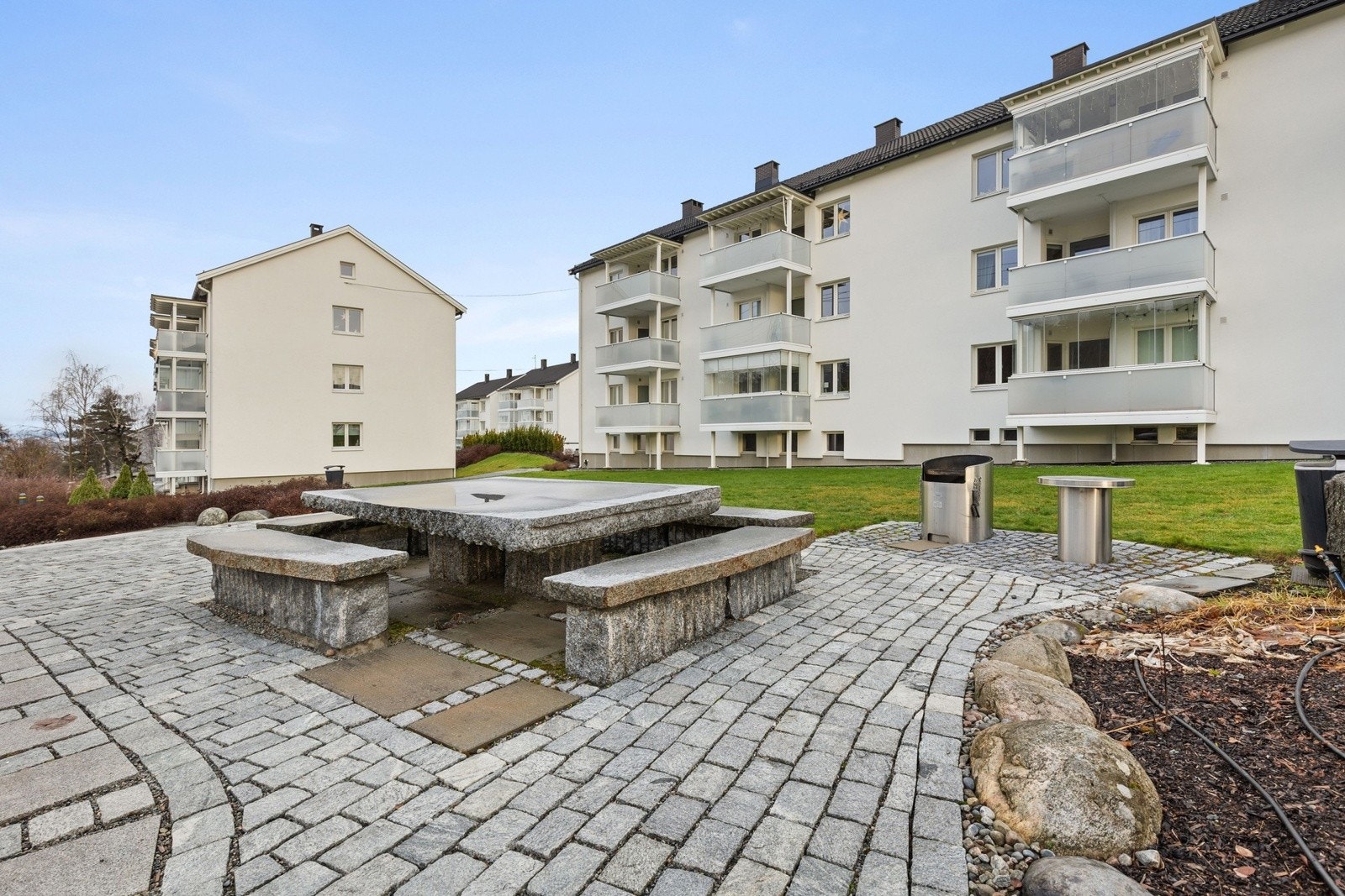 Fellesarealene er opparbeidet med asfalterte veier, gressplen, beplantning m.m. Galleribilde