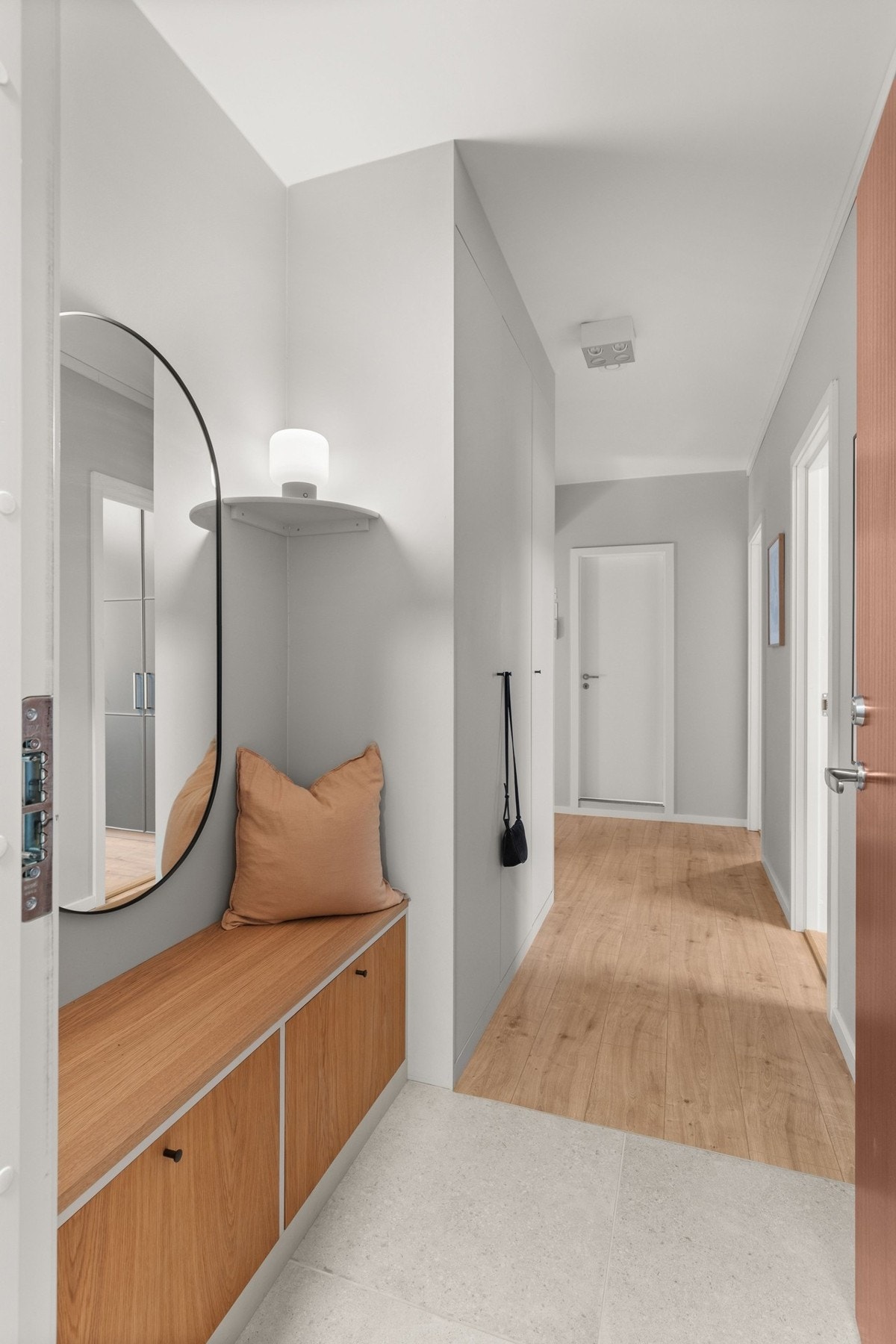 Entréen er lys og innbydende og gir et meget godt førsteinntrykk av leiligheten. Her er det plassbygde garderobeskap som gir rikelig med oppbevaringsplass Galleribilde