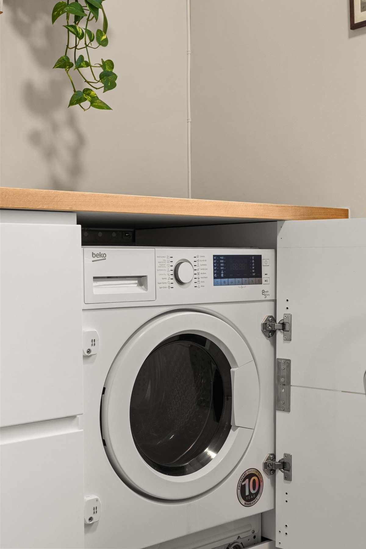 Smart løsning på kjøkkenet med plass til Integrert kombimaskin (vask/tørk) som medfølger i handelen. Galleribilde