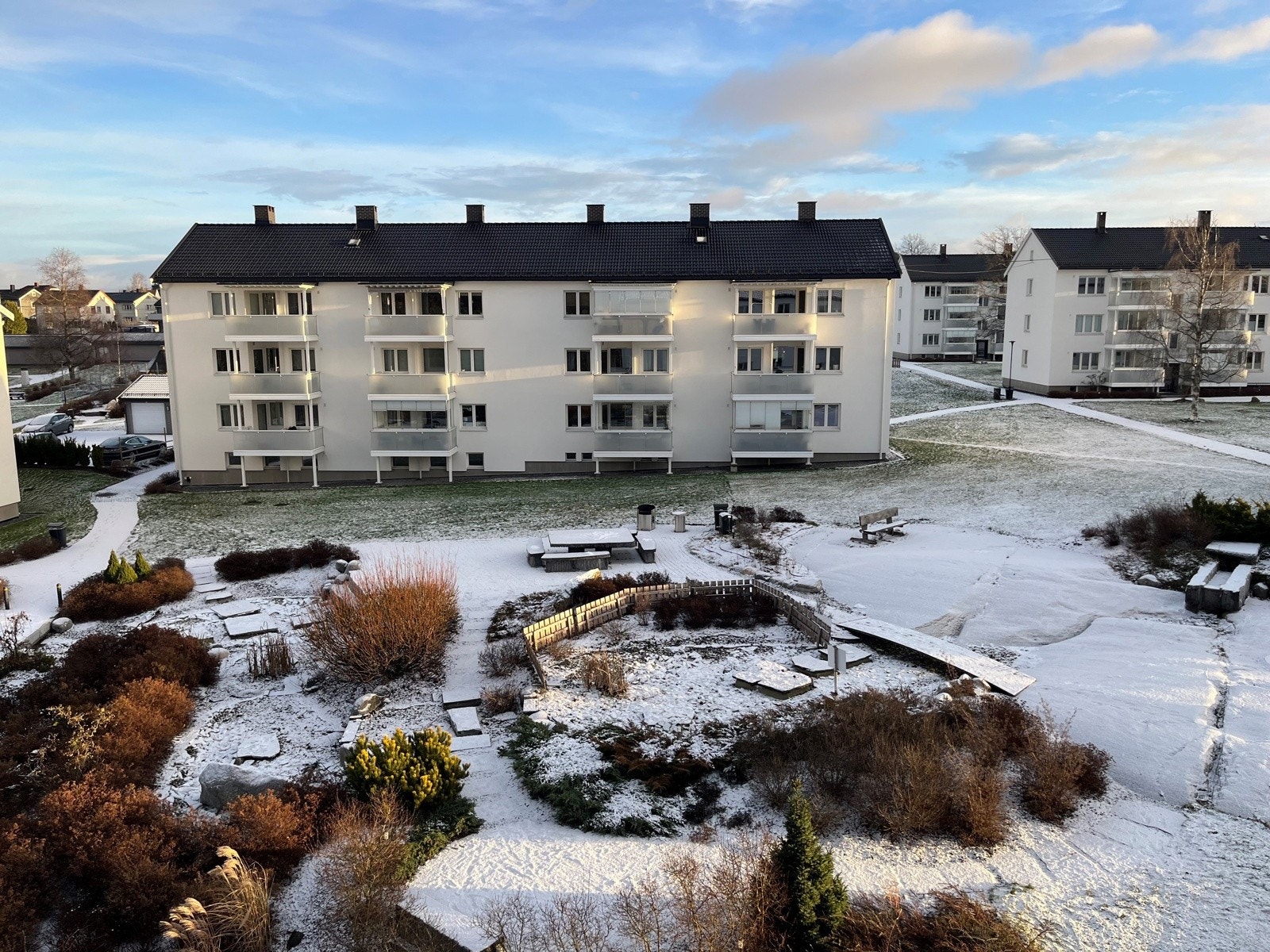 Bakhagen du ser ut fra soverommet er meget pent opparbeidet med en liten bekk og fine interne stier og sittebenker (selgers private bilde). Galleribilde