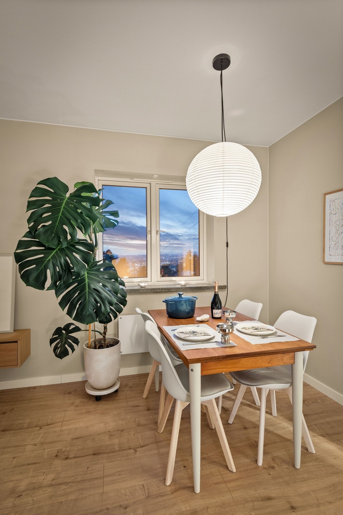 I stuen er det god plass til en komfortabel sofagruppe og plass til spisebord, som innbyr til sosialt samvær med familie og venner. Galleribilde