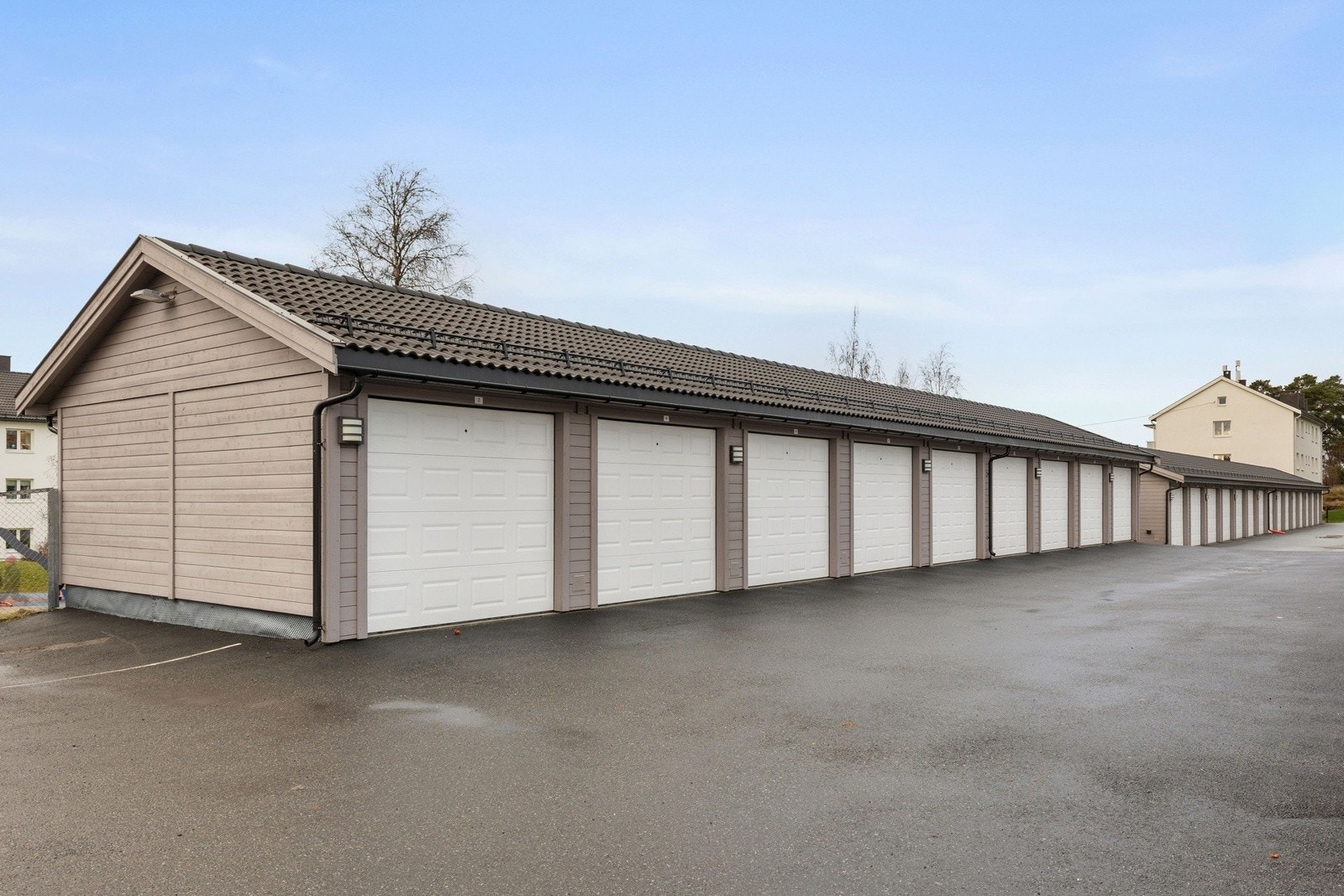 Borettslaget har 61 garasjer som tildeles etter venteliste i tillegg parkeringsplasser som ken leies etter avtale. Galleribilde