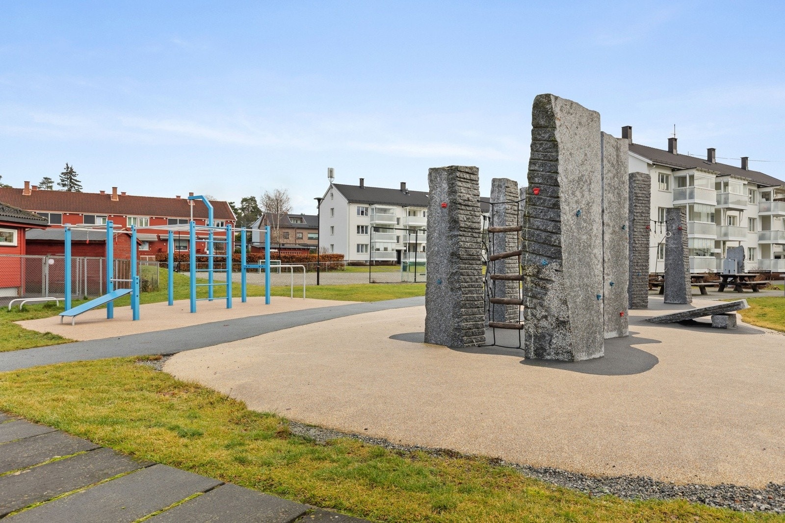 Flotte utearealer med tuftepark og grill Galleribilde