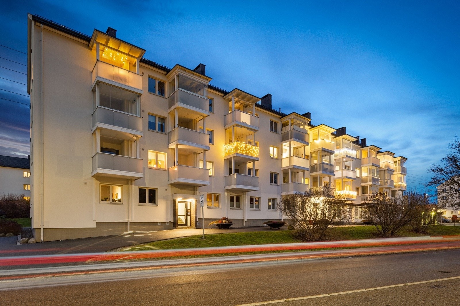 Fasaden på kveldstid. Galleribilde