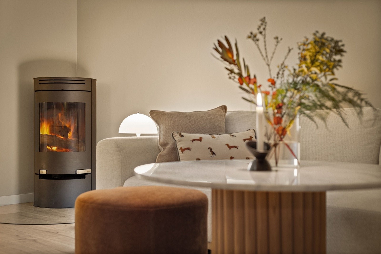 Vedovnen gir både varme og en koselig atmosfære på kjøligere dager, og fungerer som et naturlig blikkfang i rommet. Galleribilde