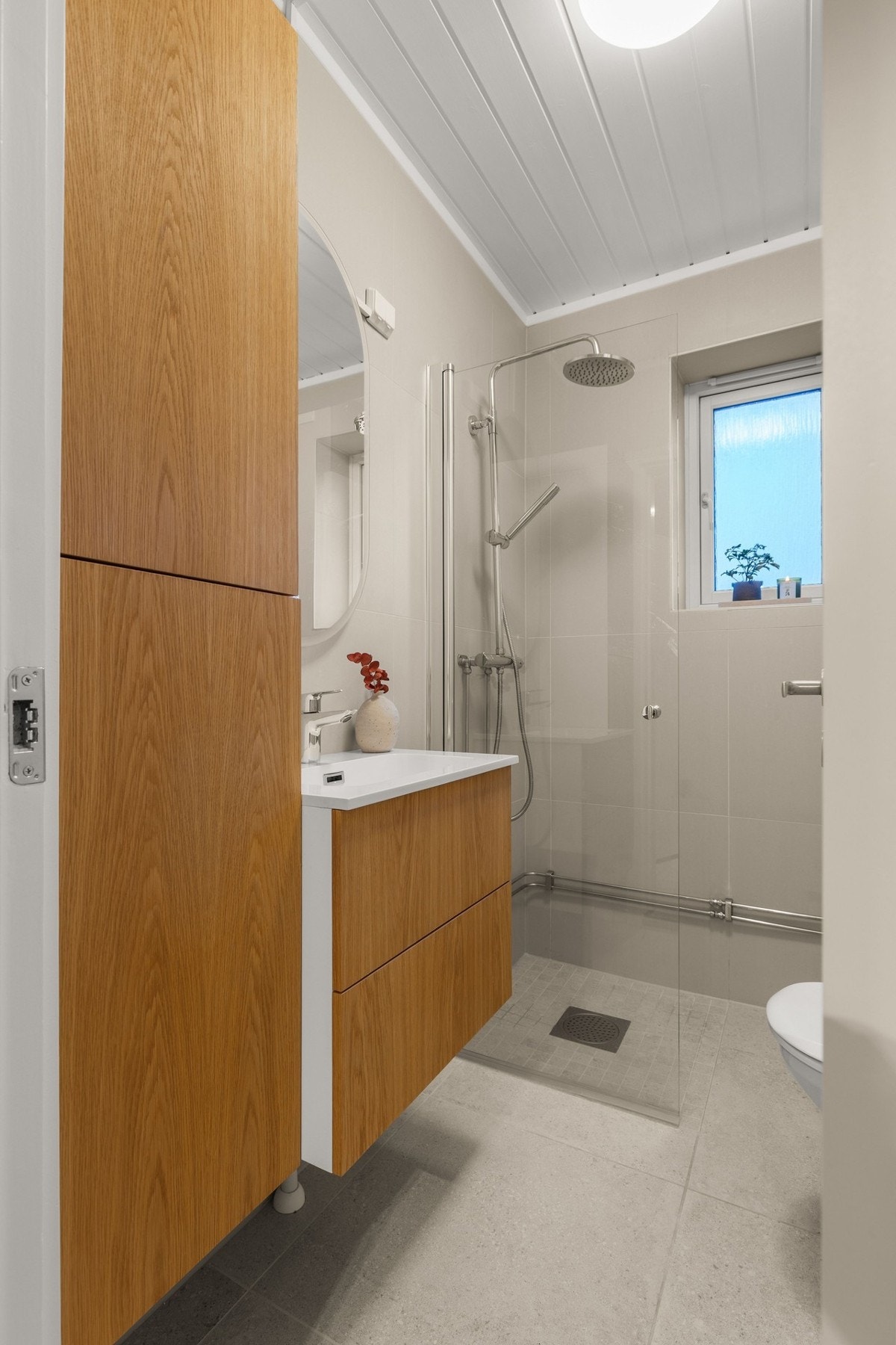 Badet er helfliset og moderne, med varmekabler i gulvet som gir en behagelig varme og høy komfort. Galleribilde