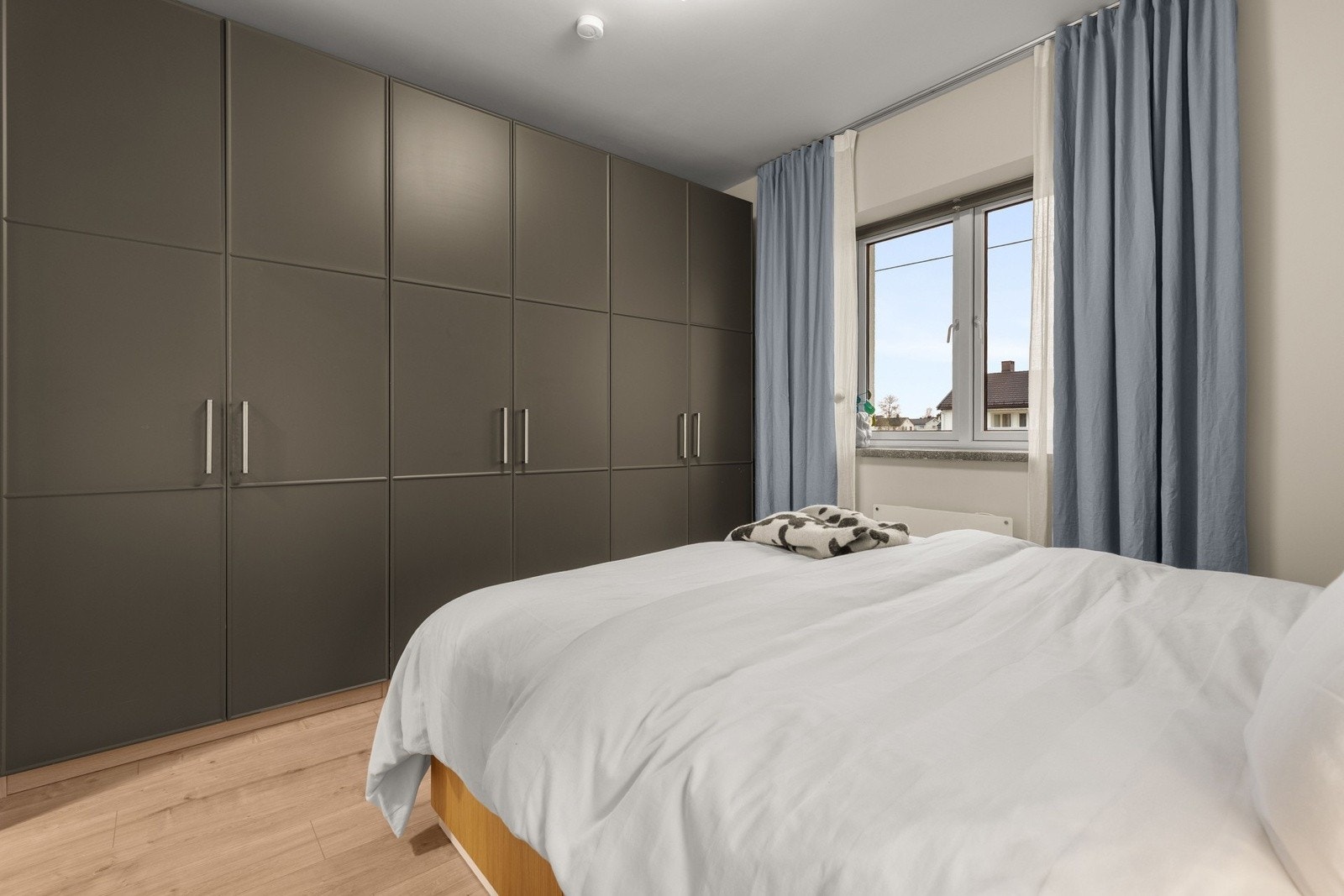 Her er det rikelig med skapplass som sørger for praktisk og ryddig oppbevaring av klær og tilbehør. Galleribilde