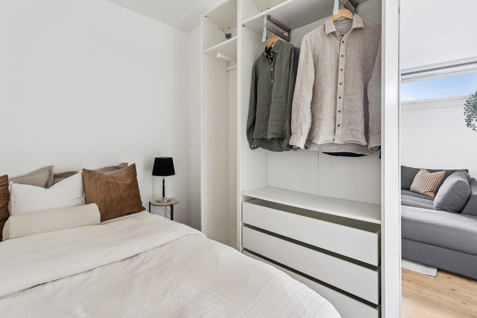 Garderobeskap ved sovealkovnen. Galleribilde