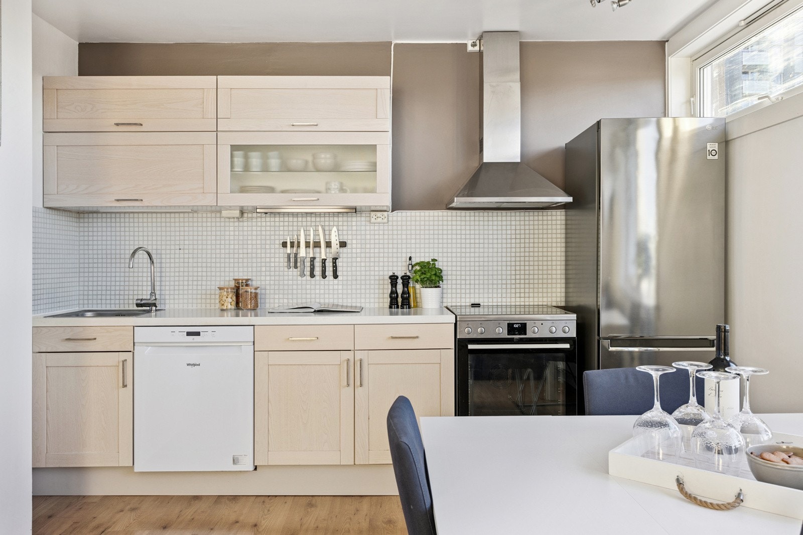 Bra med skap og benkeplass. Galleribilde