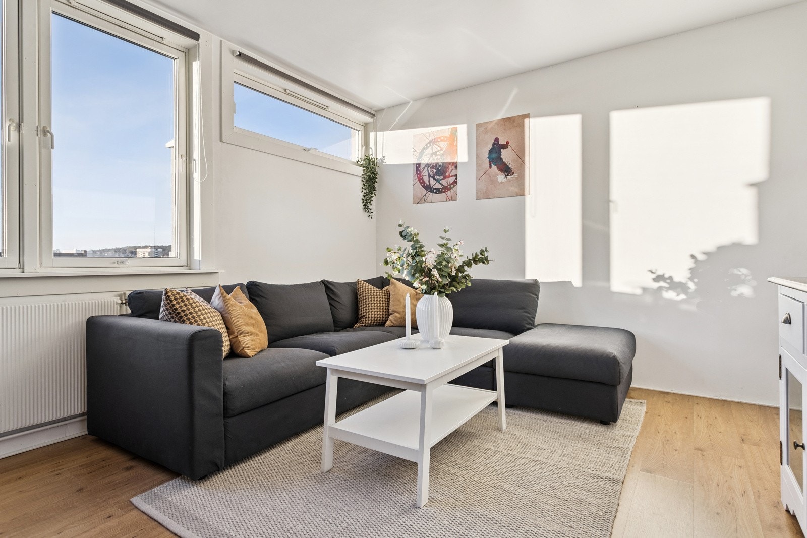 Fin plass til stor sofa. Galleribilde