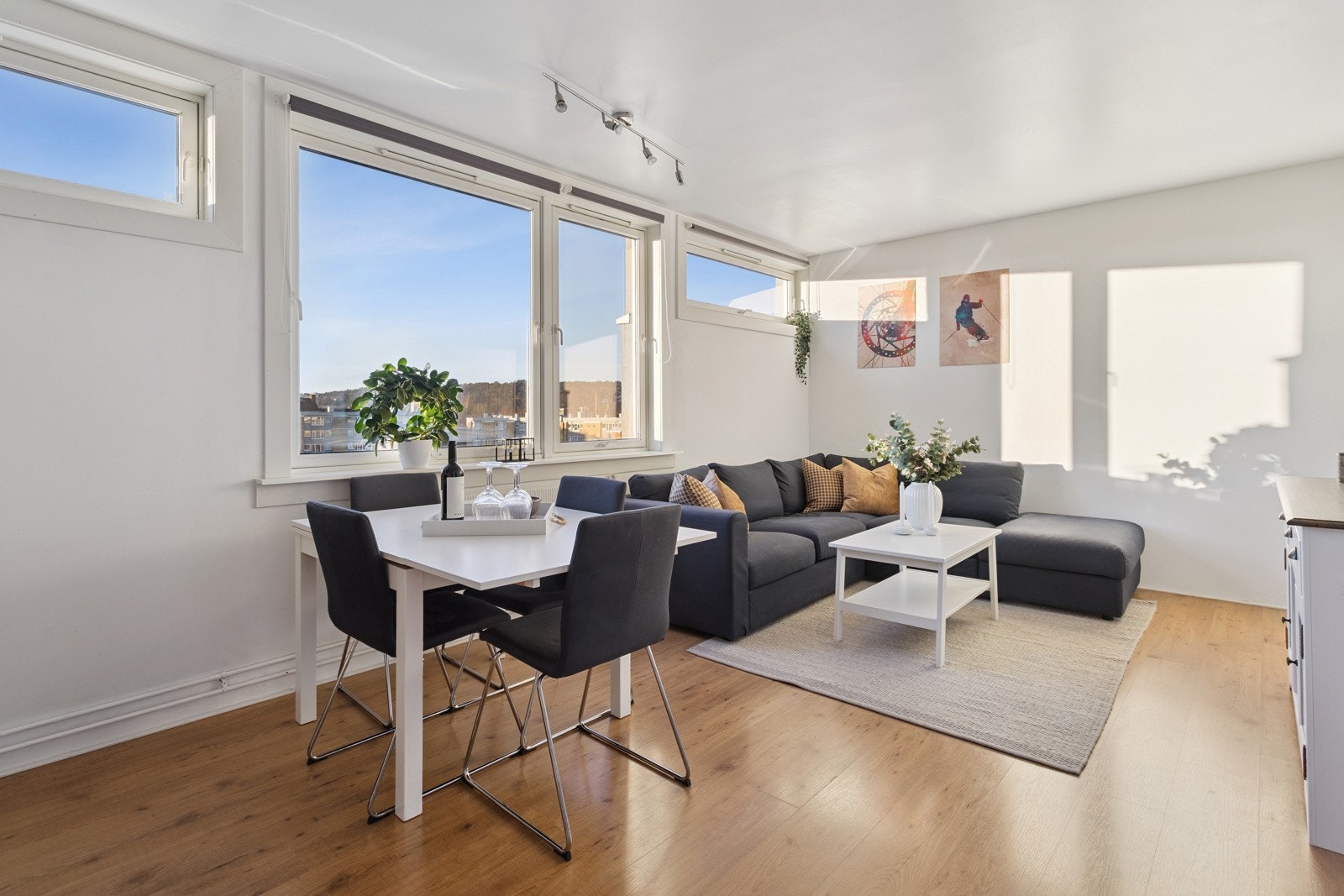 Lys og møbleringsvennlig stue. Galleribilde