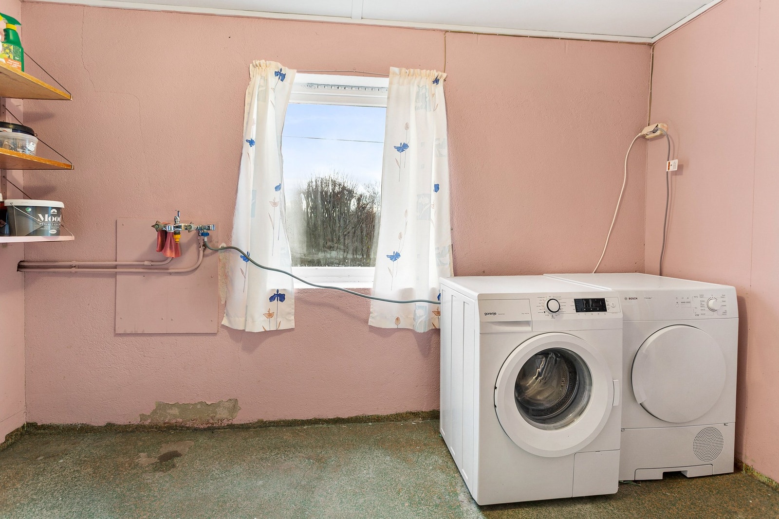 Vaskerom med mopplegg for vaskemaskin. Galleribilde