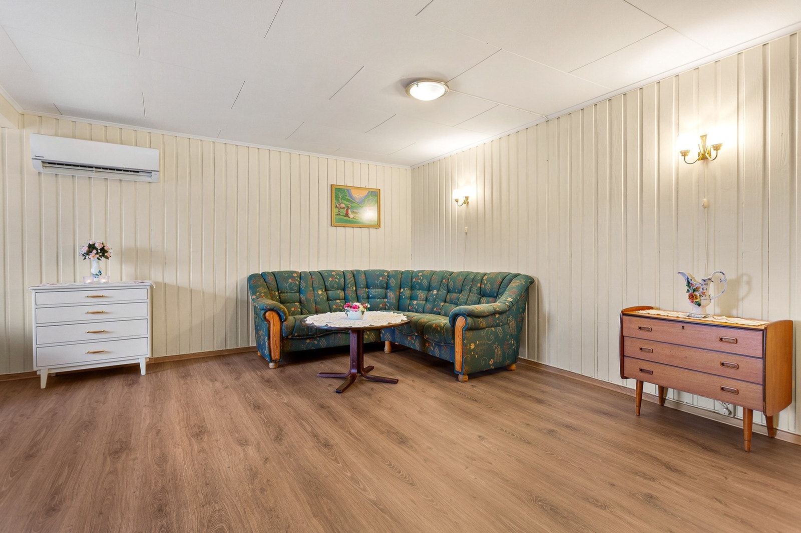 Stue i underetasje. Stuen har varmepumpe. Galleribilde