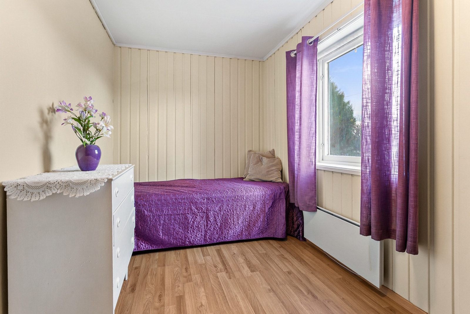 Rom i underetasje er innredet som soverom med ikke byggegodkjent som det. Rommet tilfredstiller dagens krav til varig opphold. Galleribilde