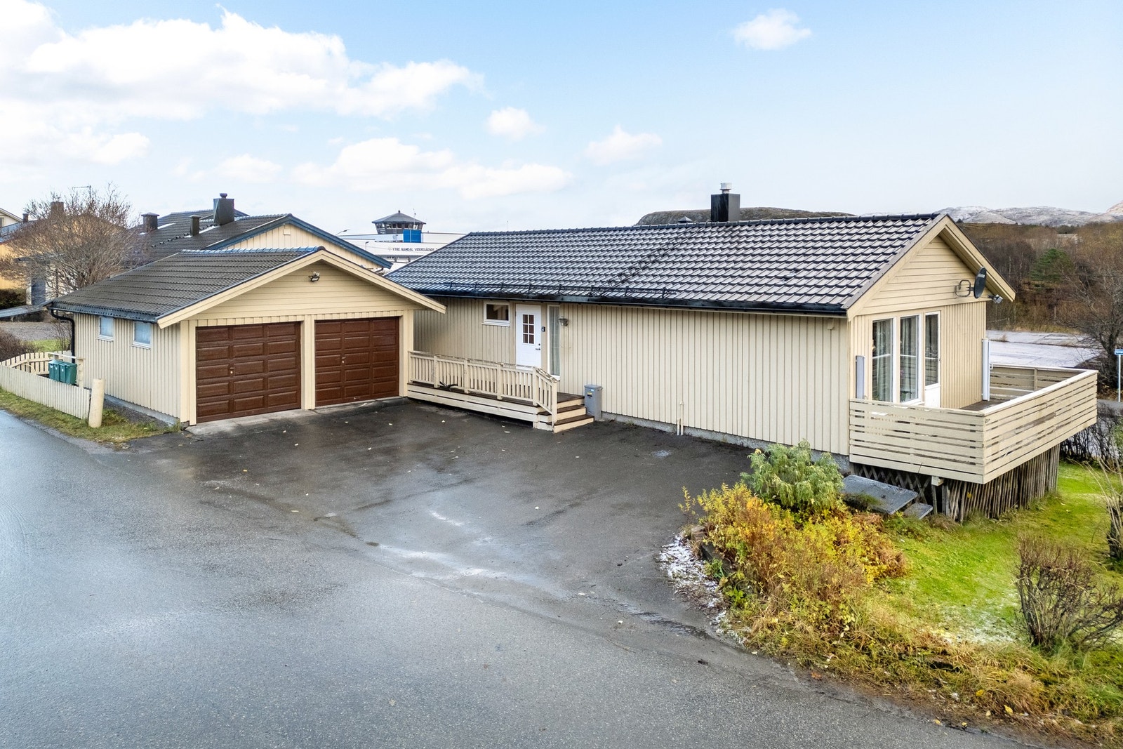 Boligen har asfaltert gårdsplass og en romslig dobbeltgarasje fra 1998. Galleribilde