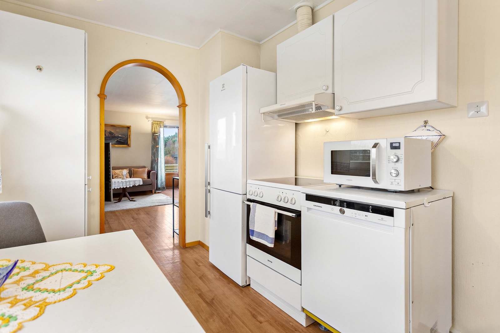 Kjøkkenet har åpen løsning mot stue. Galleribilde