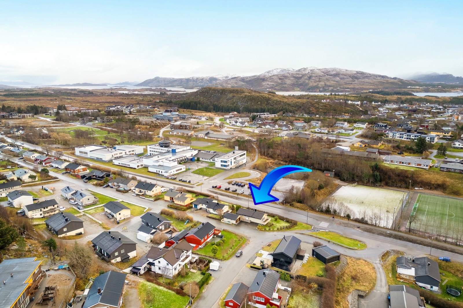 Boligen har gangavstand til de fleste servicefasiliteter, idrettsanlegg, barnehage og skole. Galleribilde