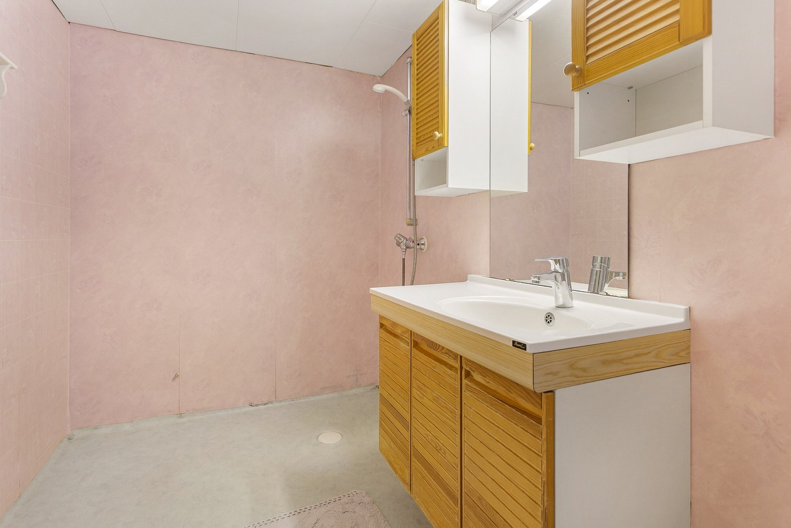 Bad i underetasje. Galleribilde